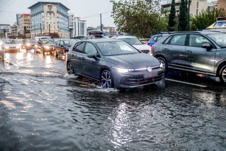 Κακοκαιρία Adel: Μέχρι το μεσημέρι οι καταιγίδες στην Αττική – Στο «κόκκινο» η κυκλοφορία, «ποτάμια» οι δρόμοι