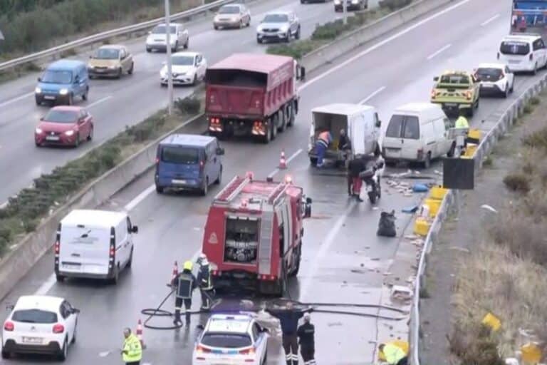 Θεσσαλονίκη: Ασθενοφόρο συγκρούστηκε με δύο βαν στην Περιφερειακή (βίντεο)