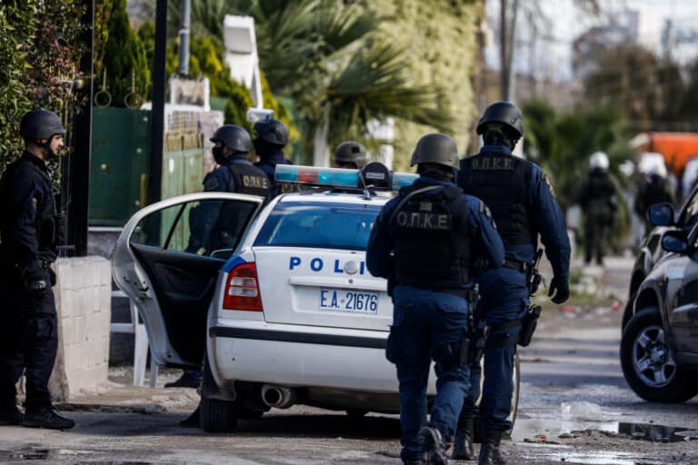 Θεσσαλονίκη: Συνεχίζονται για δεύτερη ημέρα οι έλεγχοι σε οικισμούς Ρομά – Στο «στόχαστρο» οι ανήλικοι οδηγοί (βίντεο)