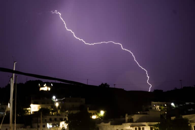 Θεσσαλονίκη: Σφοδρή καταιγίδα «χτύπησε» για δεύτερη συνεχόμενη νύχτα – Δρόμοι μετατράπηκαν σε ποτάμια