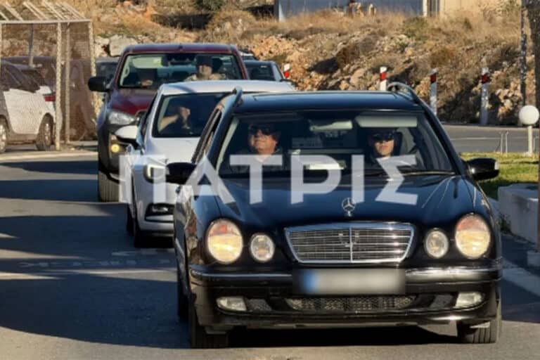 Έφτασε στο Ηράκλειο η σορός του 19χρονου Ραφαήλ – Τυλιγμένο με την ελληνική σημαία το φέρετρο (βίντεο)