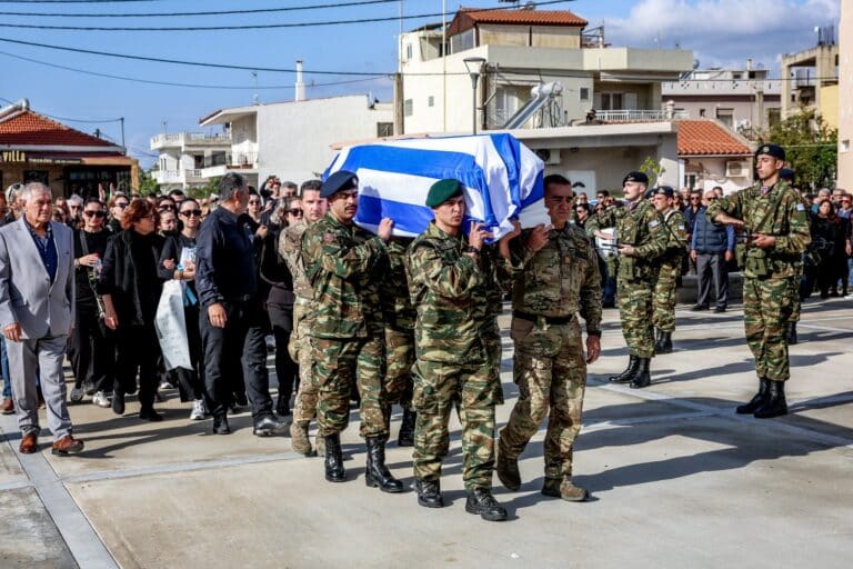 Ηράκλειο: Ανείπωτη θλίψη στην κηδεία του 19χρονου στρατιώτη – «Αποχαιρετούμε έναν φύλακα της πατρίδας» (εικόνες & βίντεο)