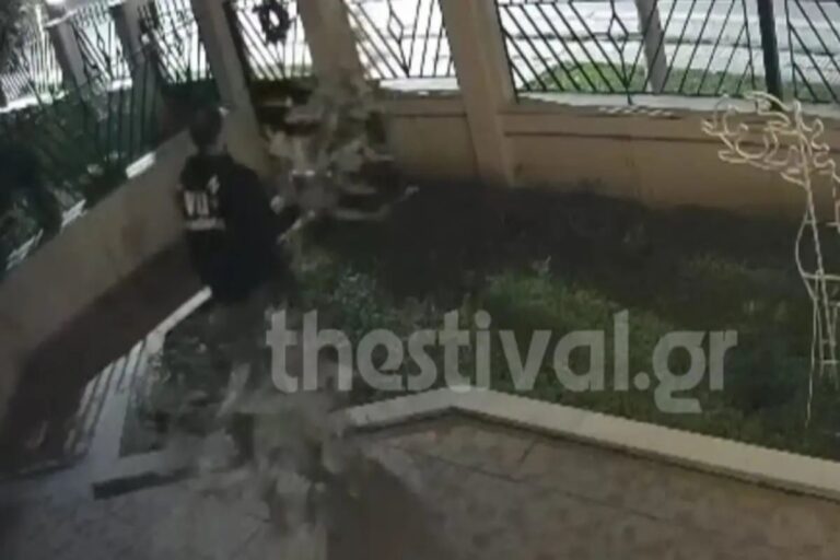 Θεσσαλονίκη: Κλέφτης… Χριστουγέννων αρπάζει στολίδια από αυλές σπιτιών (βίντεο)