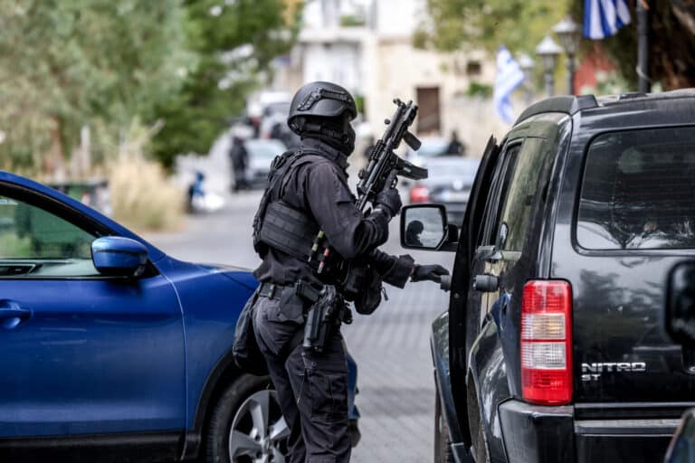 ΕΛ.ΑΣ. για μακελειό στα Βορίζια: Αναζητούνται άλλα τρία άτομα – Βρέθηκαν τυφέκιο, δίκαννο, καραμπίνες και μαχαίρια (εικόνες)