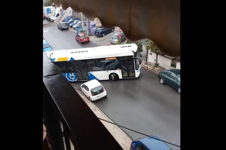 Αθήνα: Λεωφορείο κόλλησε σε στροφή λόγω παρκαρισμένου αυτοκίνητου – Το εγκατέλειψαν οι επιβάτες (βίντεο)