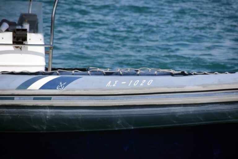 Τραγωδία νότια της Γαύδου μετά από ανατροπή λέμβου – Διασώθηκαν 56 μετανάστες, τρεις νεκροί