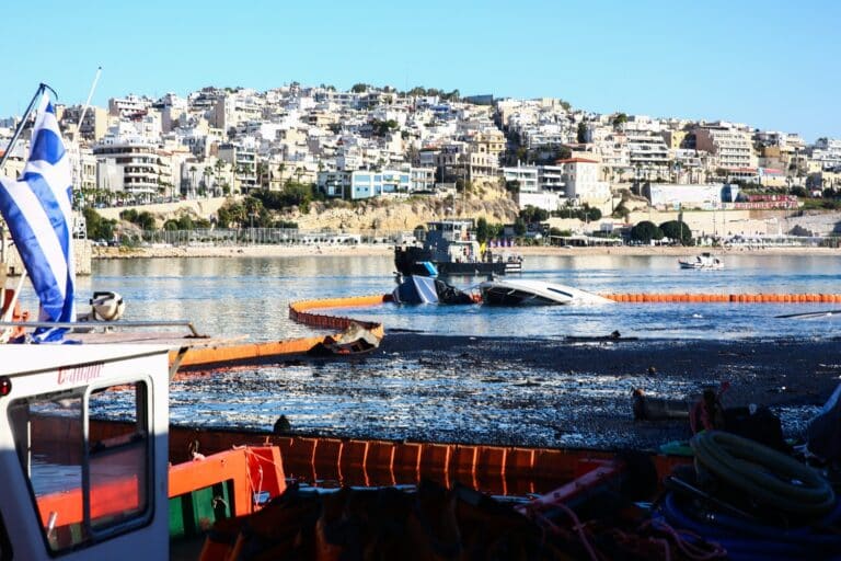 Μαρίνα Ζέας: Αποκαΐδια και τέσσερα βυθισμένα σκάφη – Πώς ξεκίνησε η φωτιά (εικόνες & βίντεο)