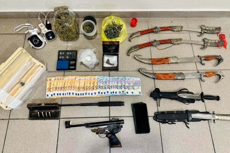 Μυτιλήνη: Συνελήφθη 53χρονος για ναρκωτικά – Τραυμάτισε αστυνομικό στην προσπάθεια να αποφύγει την έρευνα (εικόνες)