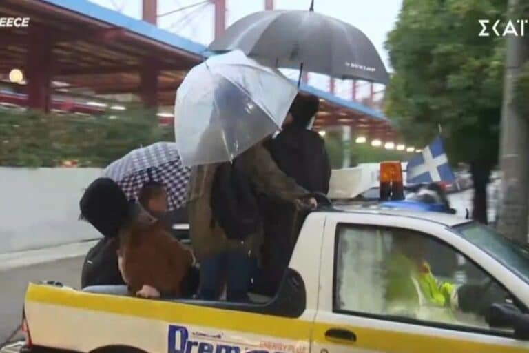 Απίστευτες εικόνες λόγω της κακοκαιρίας στο Μοσχάτο: Ο Δήμος μεταφέρει τους πολίτες σε καρότσα αυτοκινήτου (βίντεο)