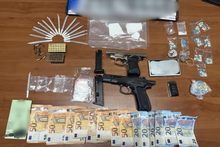 Άγιος Παντελεήμονας: Συνελήφθησαν 34χρονος και 23χρονη για διακίνηση ναρκωτικών – Βρέθηκαν πιστόλια στην κατοχή τους