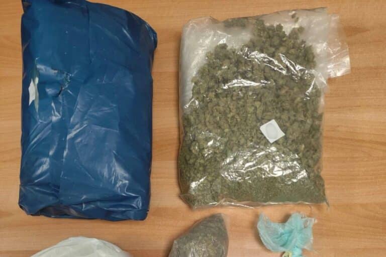 Θεσσαλονίκη: 20χρονος συνελήφθη με πάνω από ένα κιλό χασίς και κοκαΐνη (εικόνα)