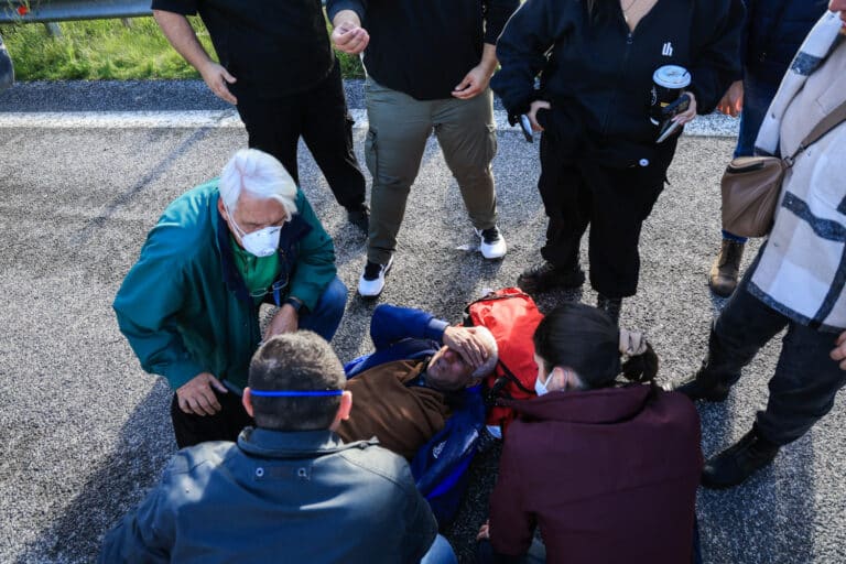 Λάρισα: Αγροτοσυνδικαλιστής καταγγέλλει αστυνομική βία – «Μου έσπασαν τα πλευρά, με έπιασαν από τον λαιμό» (βίντεο)