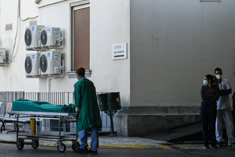 Χάος στα ΤΕΠ του Νοσοκομείου Βόλου: Αντικρουόμενες καταγγελίες για ξυλοδαρμό και απειλές με διακορευτή – Διατάχθηκε ΕΔΕ (εικόνες)