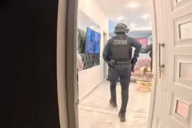 Σπείρα απατεώνων Ρομά: Νέο βίντεο από την επιχείρηση της ΕΛ.ΑΣ. – Άνδρες των ΟΠΚΕ «μπουκάρουν» σε σπίτια και προχωρούν σε συλλήψεις