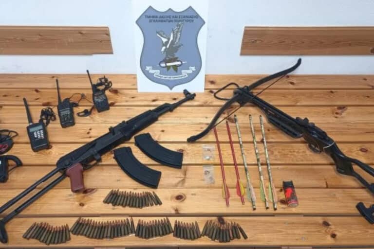 Θεσσαλονίκη: Πατέρας και γιος συνελήφθησαν με καλάσνικοφ, βαλλίστρα και ναρκωτικά