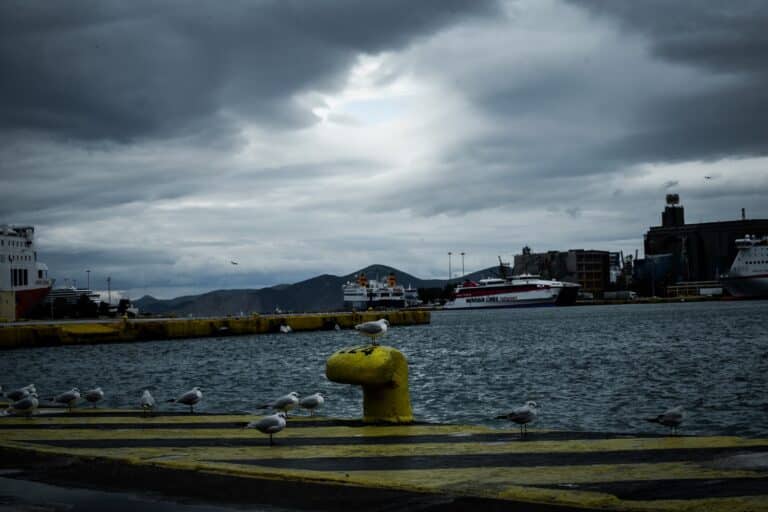 Συναγερμός στο λιμάνι του Πειραιά: 69χρονος έπεσε με το αυτοκίνητό του στη θάλασσα