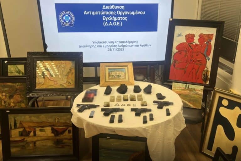 Αττική: Δύο συλλήψεις για κατοχή πλαστών έργων τέχνης – Κατασχέθηκαν πάνω από 400 πίνακες (εικόνες & βίντεο)