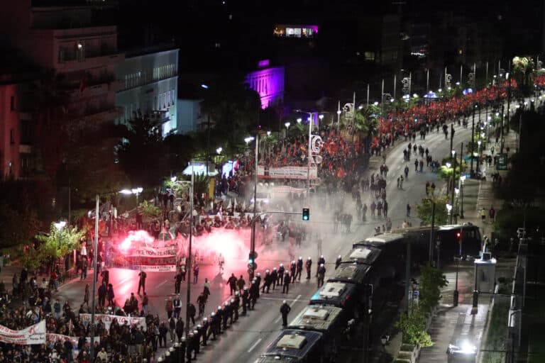 Στην πρεσβεία των ΗΠΑ έφτασε η πορεία για το Πολυτεχνείο – Δρακόντεια τα μέτρα ασφαλείας (εικόνες & βίντεο)