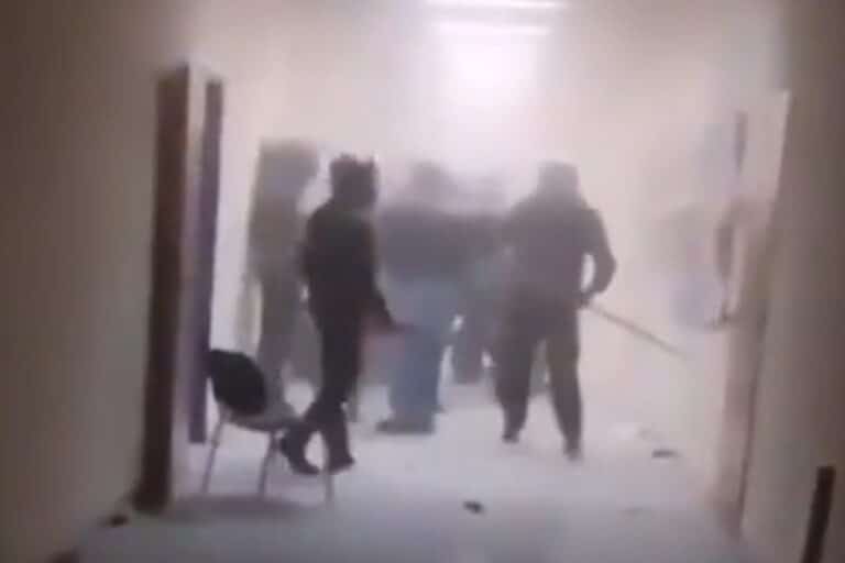 Βίντεο από τα επεισόδια στο Πολυτεχνείο με επίθεση ακροαριστερών κατά αναρχικών – Γεωργιάδης: «Ντροπή τους»