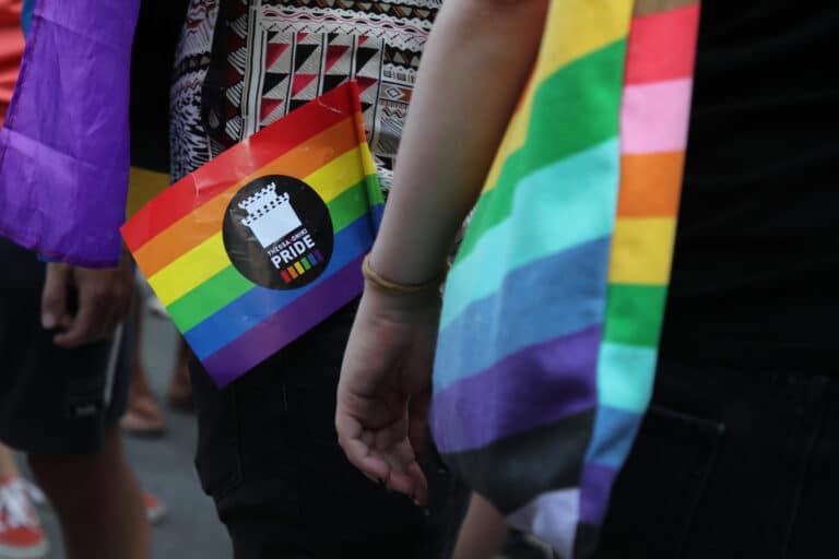 Ομοφοβικό περιστατικό στη Θεσσαλονίκη: Επιτέθηκαν σε κουήρ άτομα που αγκαλιάστηκαν