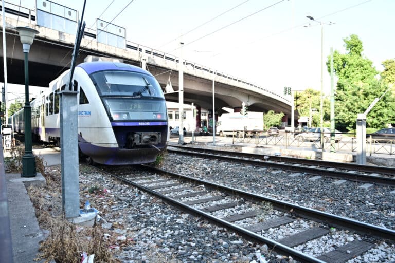 Συναγερμός στον Ασπρόπυργο: Φωτιά στις γραμμές ακινητοποίησε τον Προαστιακό