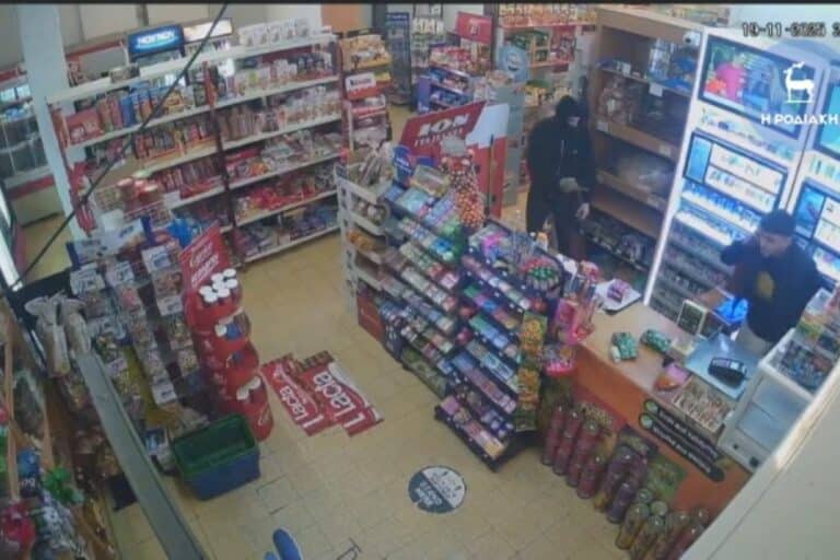Ρόδος: Κουκουλοφόρος με μαχαίρι «μπούκαρε» σε μίνι μάρκετ και απείλησε υπάλληλο για να αρπάξει τις εισπράξεις (βίντεο)