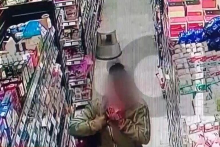 Κηφισιά: Ρομά κλέβουν καταστήματα και κρύβουν τα κλοπιμαία στα εσώρουχά τους (βίντεο)