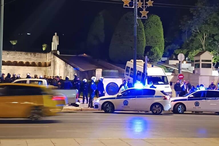 Οι 23 προσαγωγές μελών του Ρουβίκωνα για το πανό στο μνημείο του Αγνώστου Στρατιώτη μετατράπηκαν σε συλλήψεις