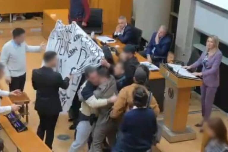 Θεσσαλονίκη: Μέλη του Ρουβίκωνα παρενέβησαν στο Δημοτικό Συμβούλιο Νέων (εικόνες)