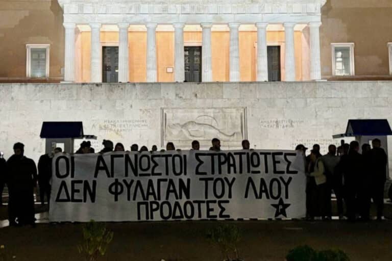 Παρέμβαση του Ρουβίκωνα στο μνημείο του Αγνώστου Στρατιώτη – Έριξαν χημικά τα ΜΑΤ