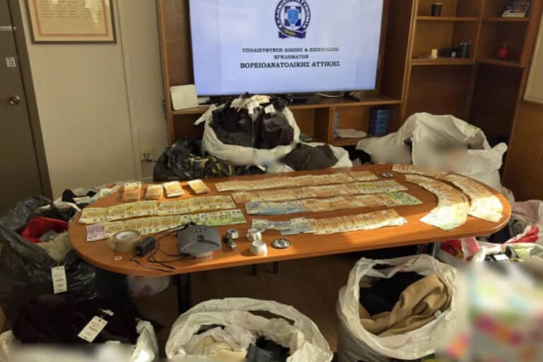 Στα χέρια της ΕΛ.ΑΣ. σπείρα που έκλεβε ρούχα και τα πωλούσε στην Αλβανία – Βρέθηκαν 71.000 ευρώ στην κατοχή τους (εικόνες & βίντεο)