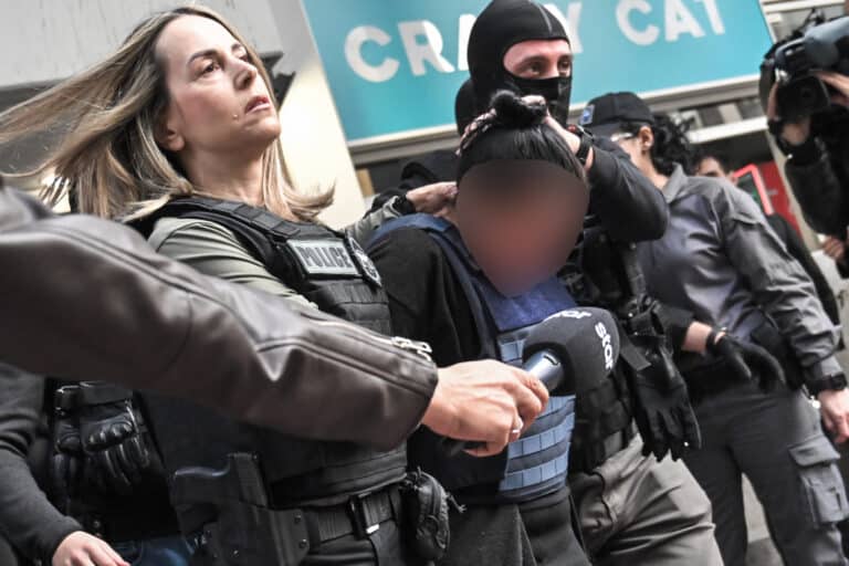 Σαλαμίνα: Τι είπε στην ομολογία της η 46χρονη που σκότωσε την πεθερά της – «Δεν θυμάμαι πόσες φορές τη χτύπησα» (βίντεο)