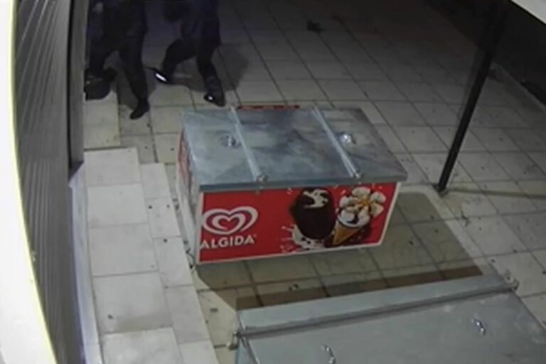 Θεσσαλονίκη: Η στιγμή που μέλη της σπείρας βάζουν βόμβα σε ΑΤΜ στη Μηχανιώνα – Διέφυγαν με κλεμμένα οχήματα (βίντεο)