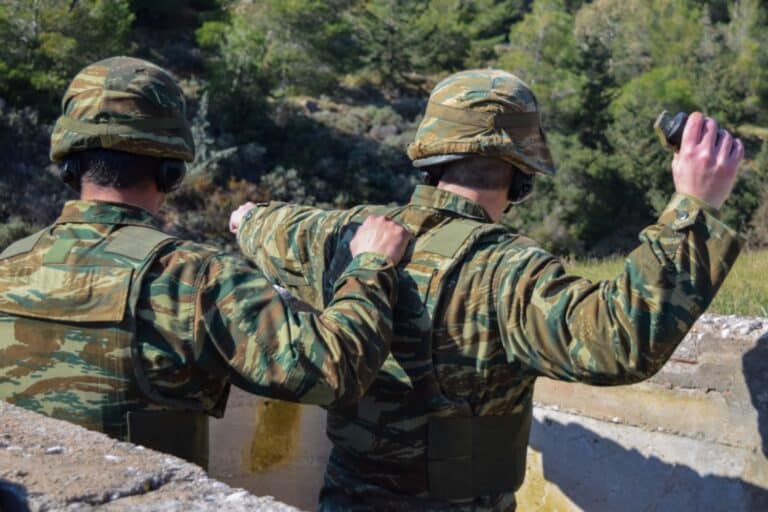 Χιλιάδες Έλληνες έλαβαν μήνυμα επιστράτευσης – Τι σημαίνει και ποιοι μπορεί να κληθούν έως τα 60