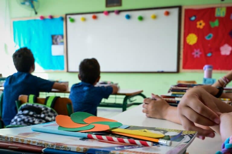 Λουτράκι: «Είναι ένας μελλοντικός βιαστής», φώναζε η δασκάλα για τον 6χρονο μαθητή που την ακούμπησε (βίντεο)