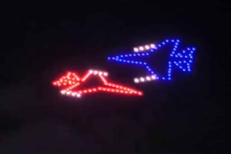 Εντυπωσιακό σόου με drones στη Σχολή Ικάρων – Ελληνικό μαχητικό καταρρίπτει τουρκικό (εικόνες & βίντεο)