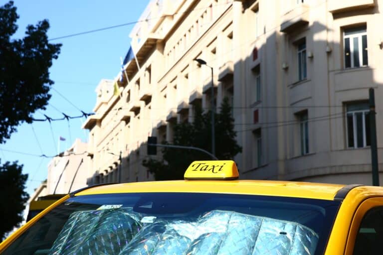 Ανησυχούν οι οδηγοί ταξί για την ασφάλεια: «Ζητάμε συναγερμό συνδεδεμένο με την Αστυνομία»