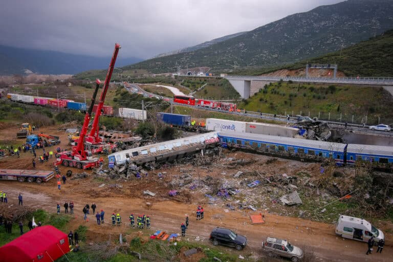 Δίκη για τα Τέμπη: «Η αμαξοστοιχία μπήκε σε στεφάνι φωτιάς» – Συγκλονιστική κατάθεση επιζήσασας