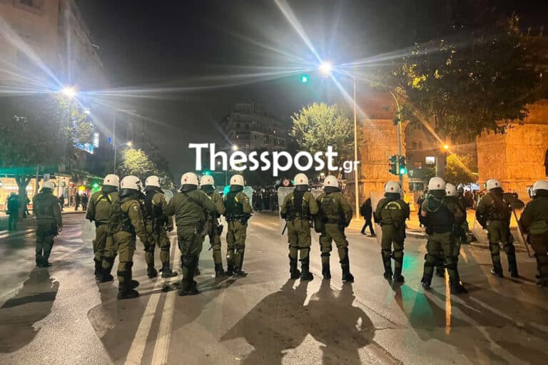 Επέτειος Πολυτεχνείου: Επεισόδια στη Θεσσαλονίκη μετά την πορεία – Φραγμός και «Αύρα» στην Καμάρα (εικόνες & βίντεο)