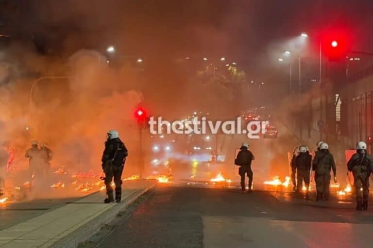 Επεισόδια στη Θεσσαλονίκη: Άγνωστοι επιτέθηκαν και πέταξαν μολότοφ σε ΜΑΤ – Προσήχθησαν 18 άτομα, μία σύλληψη (βίντεο)