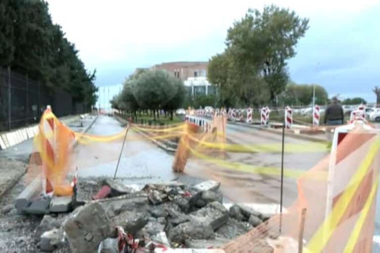 Θεσσαλονίκη: Γυναίκα έσπασε το πόδι της σε υπό κατασκευή πεζοδρόμιο – «Δεν υπήρχε σήμανση», καταγγέλλει