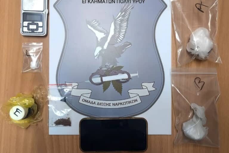 Θεσσαλονίκη: Χειροπέδες σε άνδρα για ναρκωτικά – Βρέθηκαν κοκαΐνη, ηρωίνη και υγρή μεθαδόνη στο σπίτι του