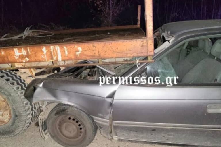 Τρομακτικό τροχαίο στον Αλίαρτο: Αυτοκίνητο «καρφώθηκε» σε τρακτέρ (βίντεο)