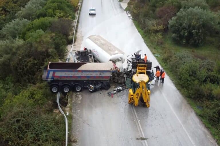 Τροχαίο με δύο νταλίκες στην Ηγουμενίτσα – Απεγκλωβίστηκαν μόνοι τους οι οδηγοί (βίντεο)