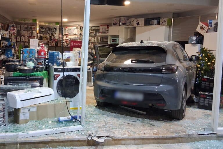 Τροχαίο στο Ναύπλιο: Αυτοκίνητο «μπούκαρε» σε κατάστημα – Τραυματίστηκε η οδηγός