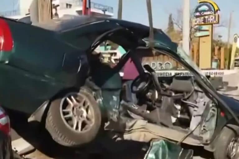 Τραγωδία στην Παιανία: Δύο νεκροί σε πλαγιομετωπική σύγκρουση – Η πόρτα αυτοκινήτου βρέθηκε μέτρα μακριά (βίντεο) 