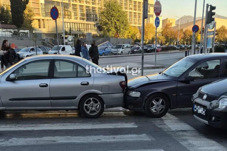 Σοβαρό τροχαίο στη Θεσσαλονίκη: Συγκρούστηκαν τρία οχήματα (εικόνες)