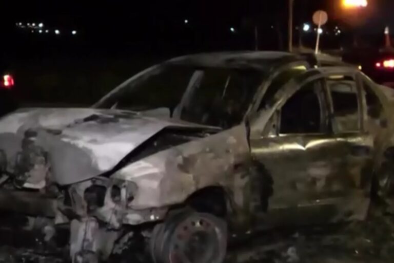 Θεσσαλονίκη: Σοκαριστικό τροχαίο τα ξημερώματα – ΙΧ «καρφώθηκε» σε κολώνα και τυλίχθηκε στις φλόγες (βίντεο)