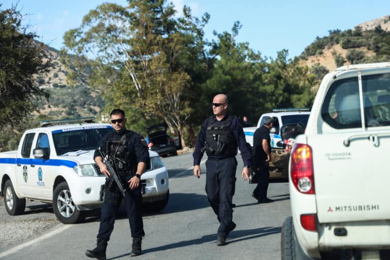 Ηράκλειο: Στην Αστυνομική Διεύθυνση ο γαμπρός του νεκρού – Νέα τροπή στην υπόθεση με τη βόμβα στα Βορίζια (βίντεο)