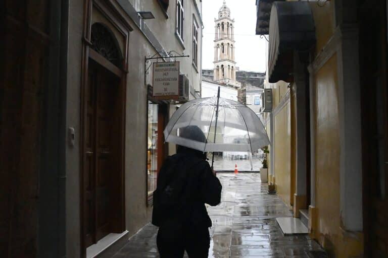 Συναγερμός για την κακοκαιρία «Adel» που φέρνει ισχυρές βροχές και καταιγίδες – «Κόκκινη» προειδοποίηση από την ΕΜΥ